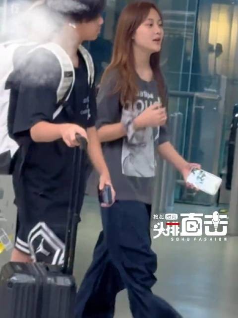 偶遇甜馨与好友出行,漂亮自信越来越像妈妈了