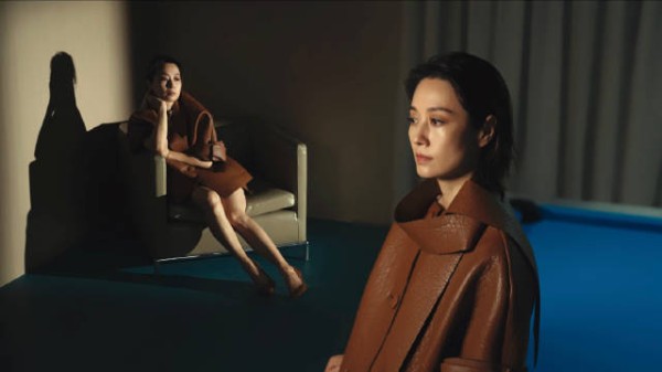 马伊琍登嘉人八月刊封面,探索未知成快乐生活方式