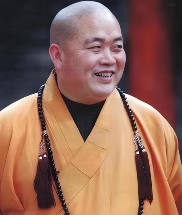 释永信出事前，释小龙现身画面曝光，在园区与他人休闲打电话聊天