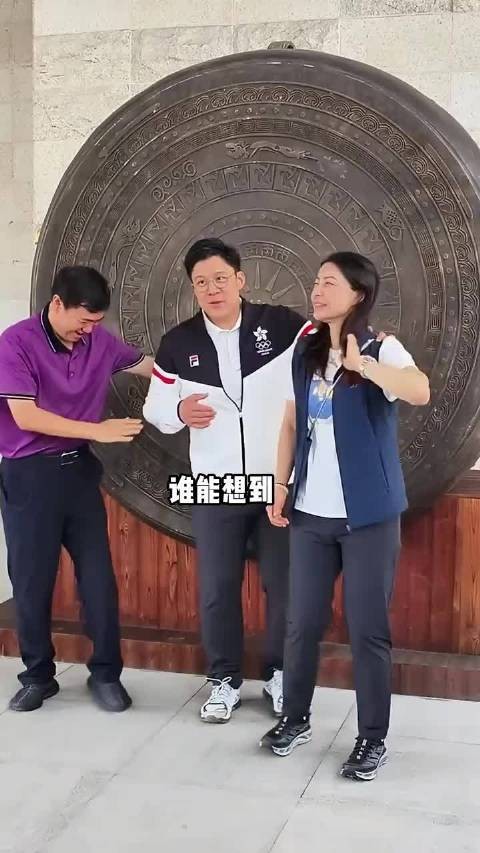 看到霍震霆又一次跟在领奖的儿媳身边,才知郭晶晶豪门地位有多牛