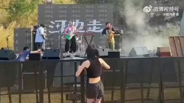 保安：都别动，看她还有什么活儿