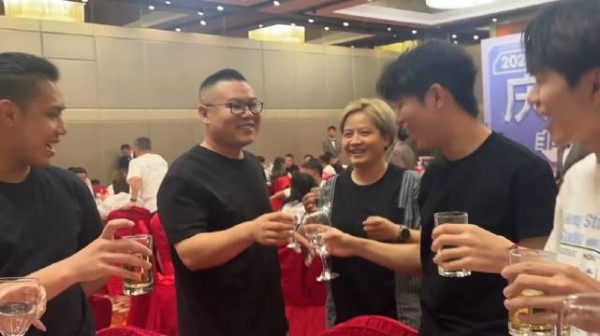 岳云鹏演唱会首演成功，携夫人郑敏庆功宴伴舞