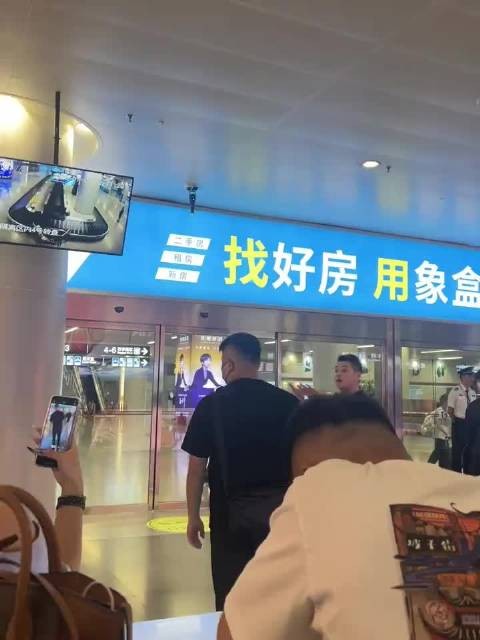 魏哲鸣长沙机场生图曝光，梨涡笑容引粉丝尖叫