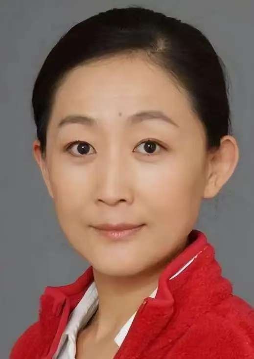 她是国家一级演员，60岁从没谈过恋爱，和亲哥哥互相照顾一生