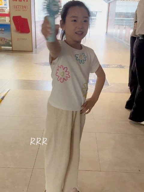 董璇真的把女儿养的很好,大大方方又很有元气,属于少女的青春感也满满