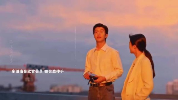 窦骁刘浩存复古造型演绎90年代氛围
