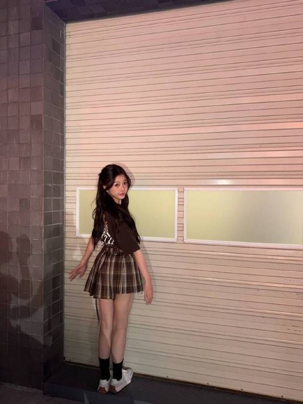 虞书欣制服造型少女感爆棚 嘟嘴配晒伤腮红超可爱