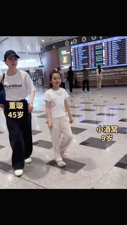 董璇携女小酒窝现身机场，女儿开朗互动萌翻众人