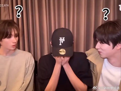 像极了给朋友讲笑话前 自己先狂笑不止