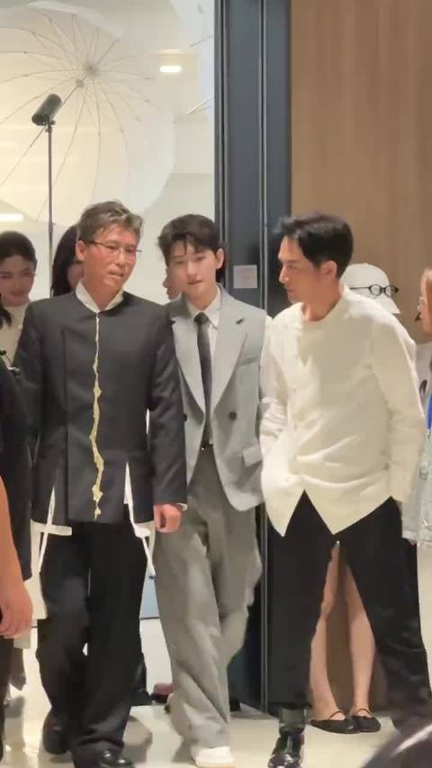 杨洋凡人修仙传片场生图曝光，威亚悬空颜值引热议