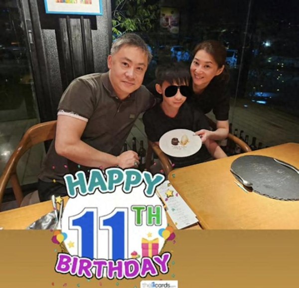 48岁港姐为小儿子庆生，丈夫罕露脸头发花白，携子嫁入豪门仍受宠