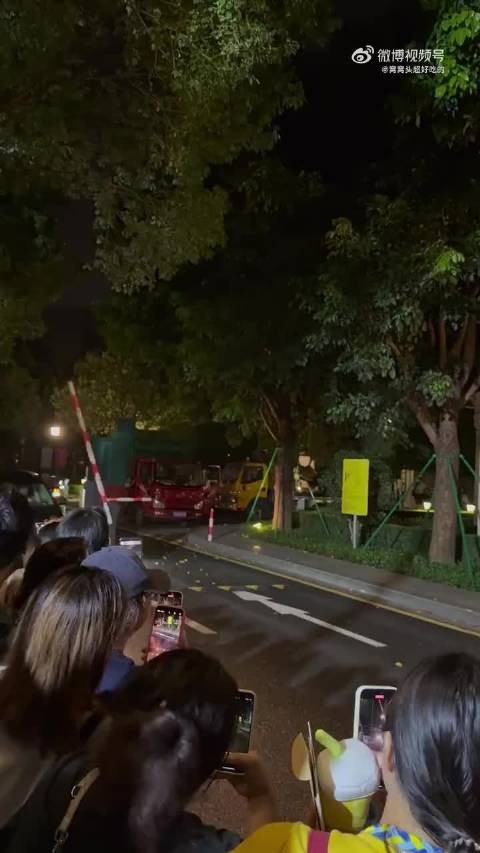 田栩宁鞠躬开车窗打招呼,瓜皮帽花衬衫造型清爽