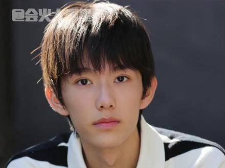 谁懂陈麦冬少年时期那种痞帅中带着清冷的气质啊！少年感 氛围感