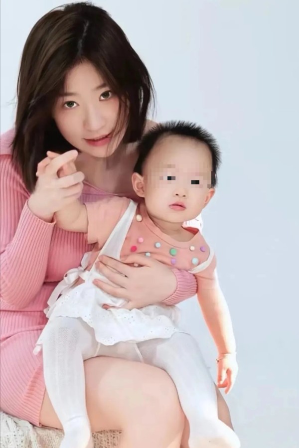 王思聪前女友黄一鸣最新透露：考虑给女儿闪闪找后爸然后送她出国留学