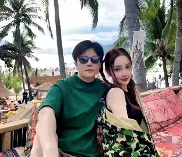 43岁李小璐晒照藏玄机，新欢露面那一刻，贾乃亮彻底成了过去式