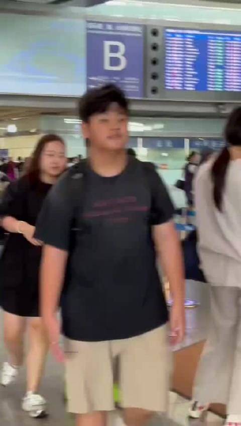 有网友在机场偶遇沙溢胡可的二儿子小鱼儿，小鱼儿已经这么大了！