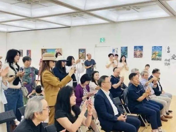黄圣依小儿子画作登上东京画廊，8岁安麟眉目清秀，颜值超高，简直“男版黄圣依”