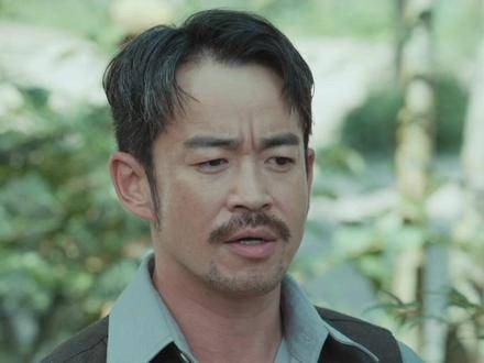 宁愿低头哈腰如奴仆般活着，也不愿挺直腰杆堂堂正正地做人