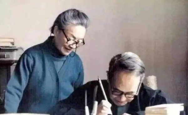 1994年，84岁的钱钟书临终前拉着杨绛的手：你要好好活下去