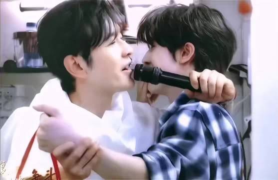 黄晓明尹浩宇中餐厅互动引热议