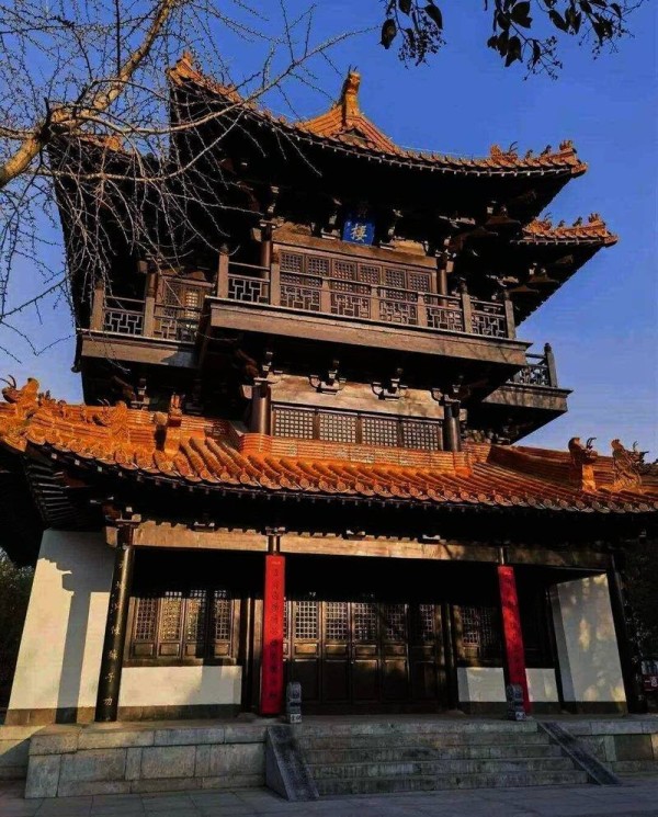 跟着“苏超”去读城 | 徐州风劲扬州月明，映照苏轼人生境界“两重峰”