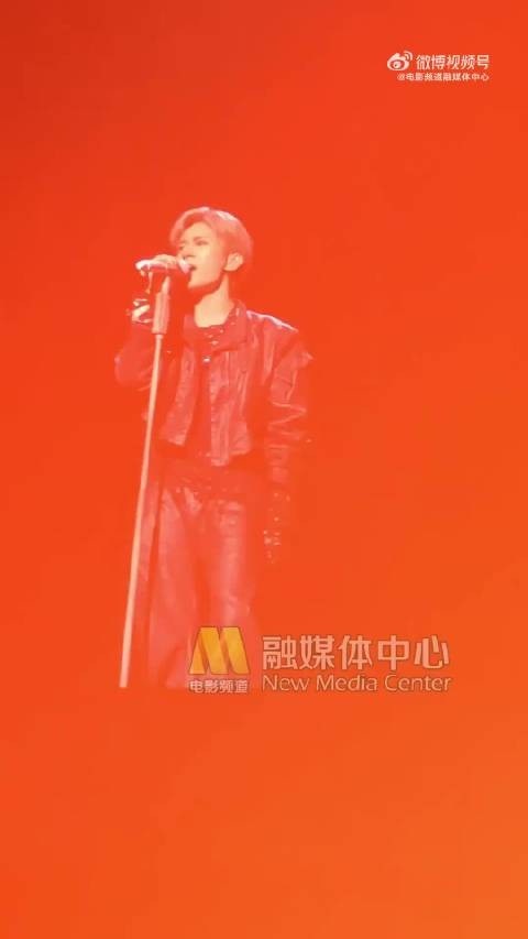 易烊千玺四字歌首唱舞台燃炸