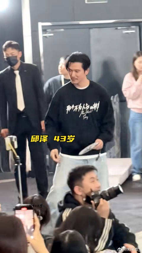 邱泽亮相新电影首映,43岁状态引关注