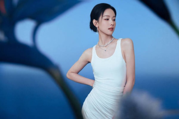 陈都灵展露曼妙身姿，曲线迷人。
