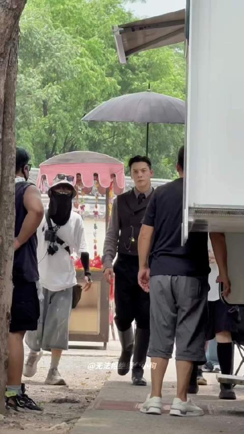 陈伟霆拍戏归来调侃粉丝坐姿