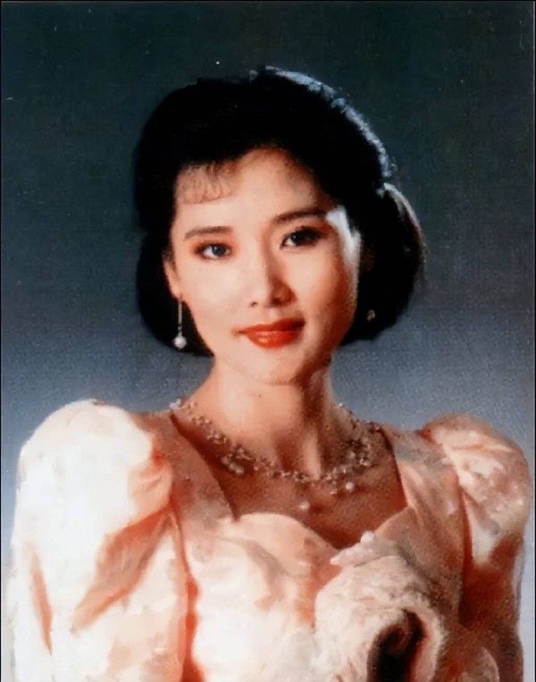 越剧五朵金花，何赛飞影后，茅威涛团长，其他三人现状如何？