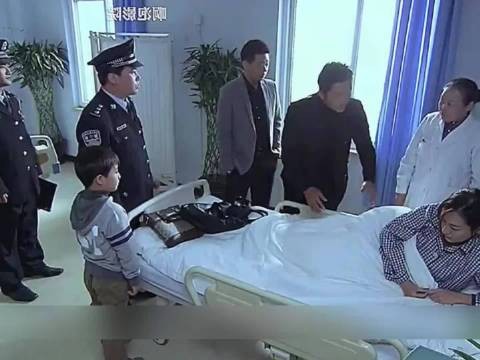 丈夫来医院探望妻子，医生偷偷的报了警，得知真相后丈夫傻眼了