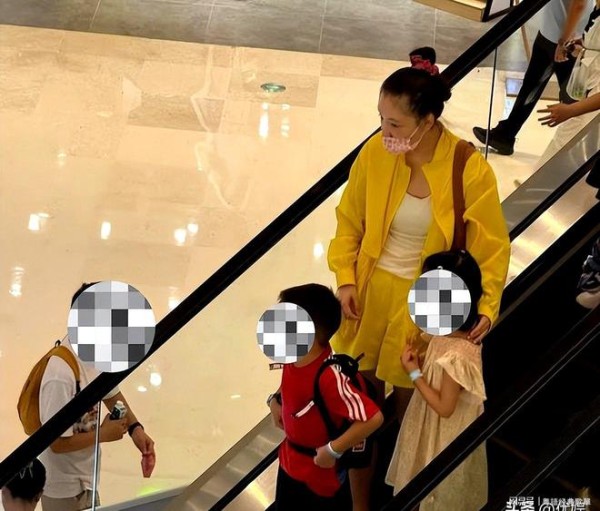 32 岁吴倩带俩娃逛街！离婚 3 年妈味浓，显老太多认不出