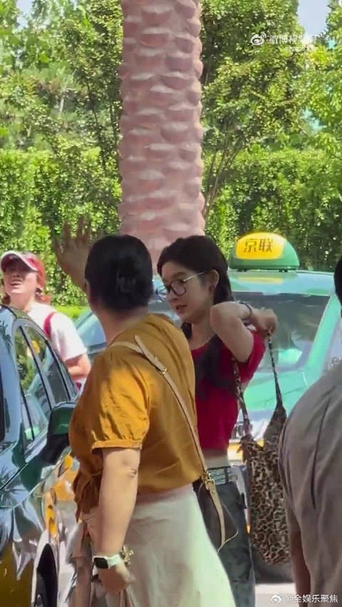 完全没有明星架子,就是来玩的普通女孩既视感,活力满满超可爱