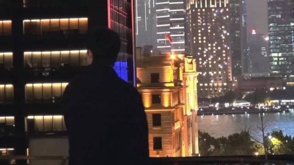 宋威龙夜上海天台大片演绎复古港风
