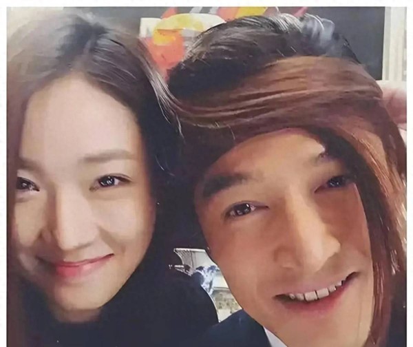 胡歌老婆首次公开出镜，黑色短发难挡清纯气质，情侣装最萌身高差