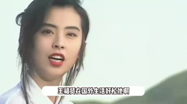 58岁王祖贤素颜逛超市穿拖鞋选菜状态松弛