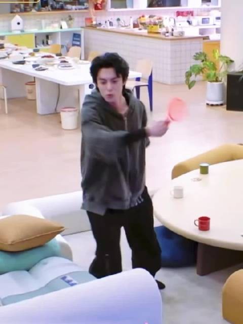 王鹤棣宿舍玩网球游戏连赢数把