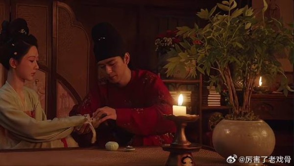 蒋长扬得知何淮芳受伤心疼 秒变大暖男，贴心给她上药