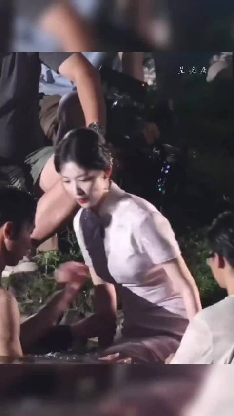 王楚然民国造型亮相,腰臀比惊艳转身瞬间