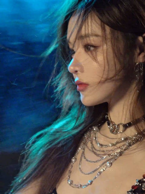 黄霄雲海边玩仙女棒眼神安静耀眼