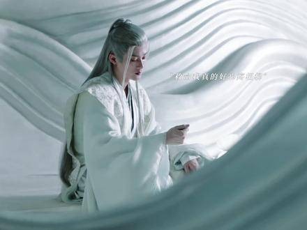 相柳凝视小夭泪珠陷入沉思，亲吻瞬间情绪失控