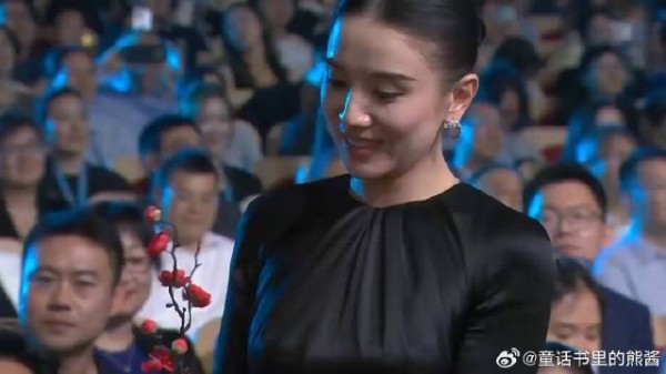 王安宇赠梅祝宋佳再获佳绩,宋佳脱口而出:这朵花该给张桂梅老师