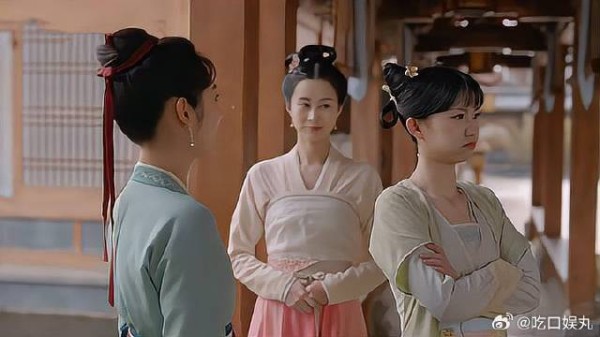 小姐带回个新丫鬟,旧丫鬟秒变醋王,竟然各种挑她刺!