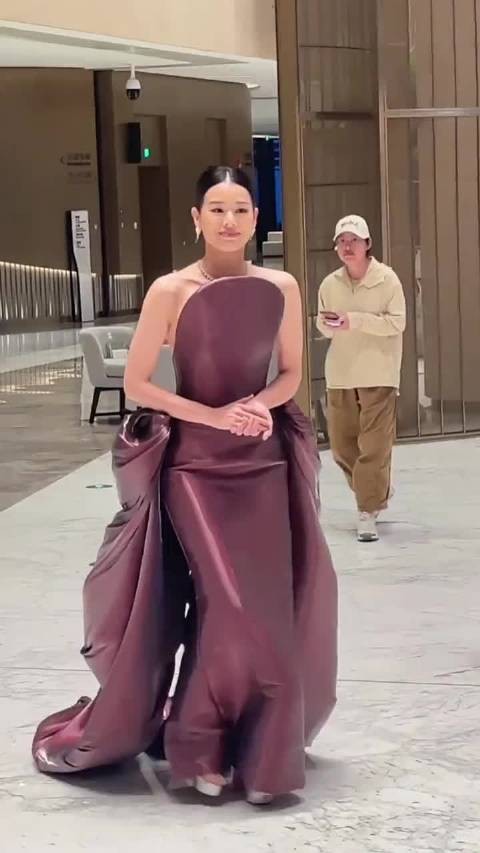 胡杏儿高叶礼服重达十几斤,明星台前闪耀幕后不易