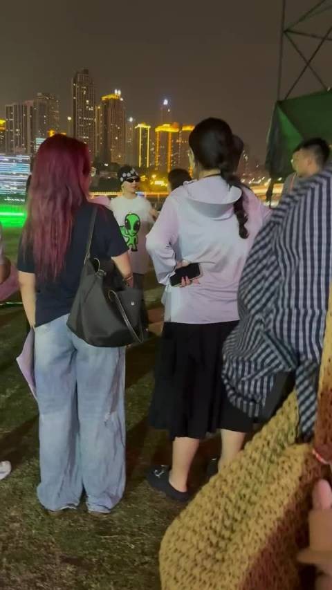 重庆偶遇周笔畅和粉丝聊天,这状态真的好酷啊!