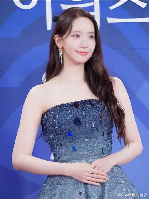 林允儿渐变抹胸纱裙,女神降临,挥手打招呼比心好迷人