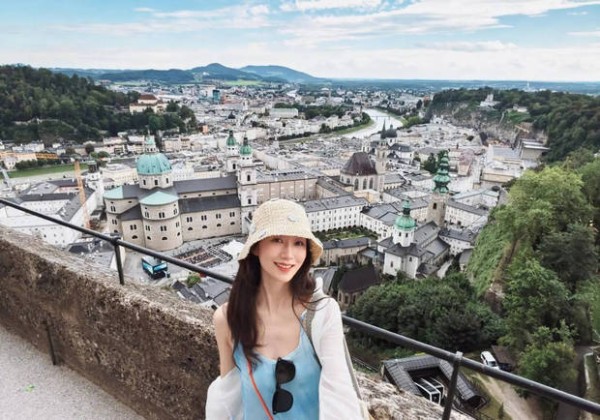 韩雪去西班牙萨尔茨堡旅游，绽放灿烂笑容，状态放松。