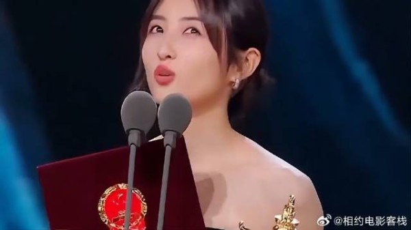 张子枫凭借《我的姐姐》获奖,在台上感谢角色“安然”