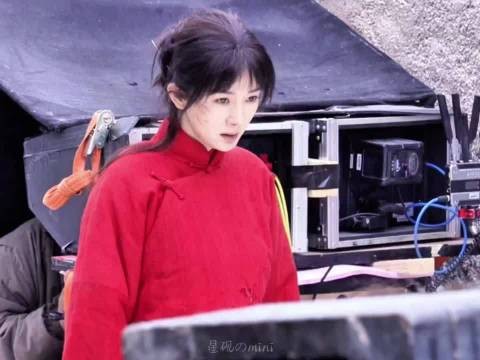 杨幂《生万物》卷发造型灵动贴角色