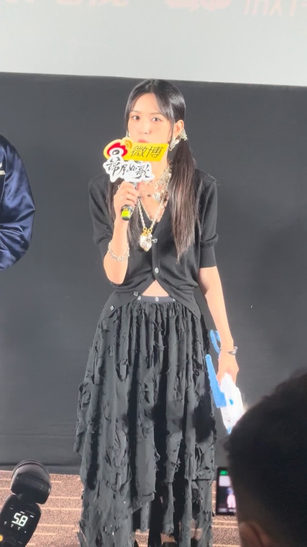 周也《锦月如歌》剧宣现场双马尾造型萌翻全场,回应持箭原因